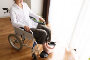車椅子の女性