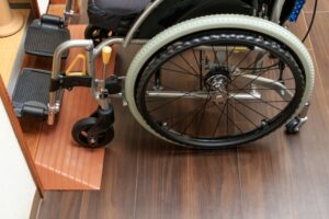 スロープと車椅子